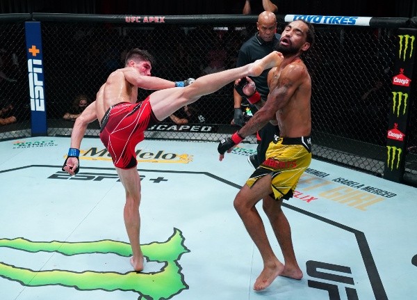 Ignacio Bahamondes dio la vuelta al mundo con su patada giratoria ante Roosevelt Roberts. La Jaula vuelve a pelear en el UFC. Foto: Getty Images