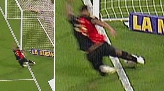 El juez validó el gol de Colón pese a que el balón había dejado completamente la cancha.