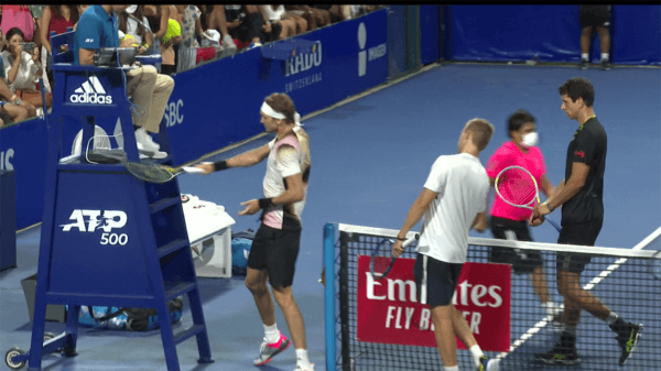 Alexander Zverev no aguantó la frustración tras perder en dobles en el ATP de Acapulco y descargó toda su ira con el árbitro del partido. (Foto: Captura)