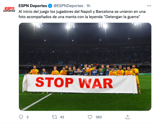 Los jugadores de Barcelona y Napoli se unieron antes del pitazo inicial para protestar contra el conflicto entre Rusia y Ucrania.