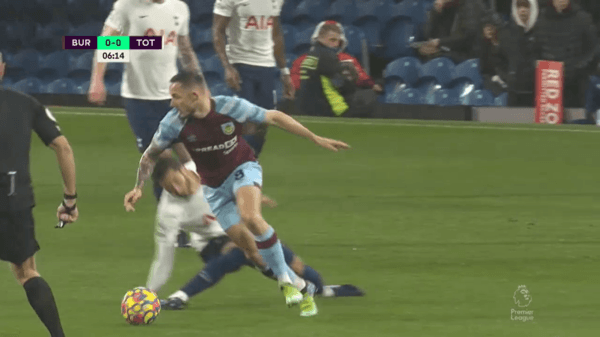 Rodrigo Bentancur se lesionó solo en una acción.