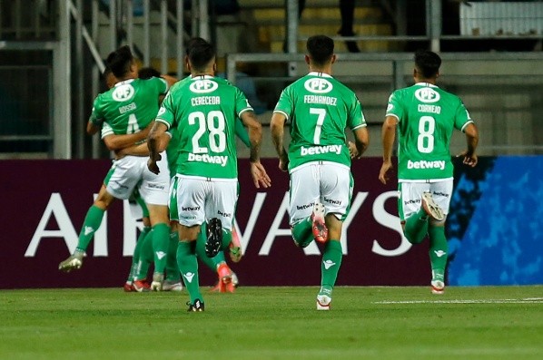 Audax Italiano celebró su triunfo en Copa Libertadores con dos inscripciones. (Foto: @audaxitalaino)