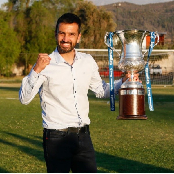 Felipe Núñez sacó campeón a Deportes Recoleta de la Segunda División en 2021. (Foto: Deportes Recoleta)