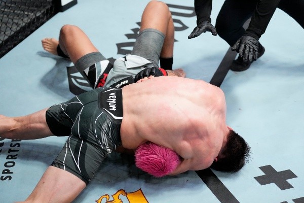 El momento en que Ignacio Bahamondes sometió a Rong Zhu para llevarse el triunfo en el UFC. Foto: Getty Images