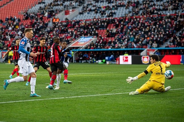 Moussa Diaby se matriculó con un doblete en el triunfo del Bayer Leverkusen ante el Arminia. Foto: Twitter @bayer04_es