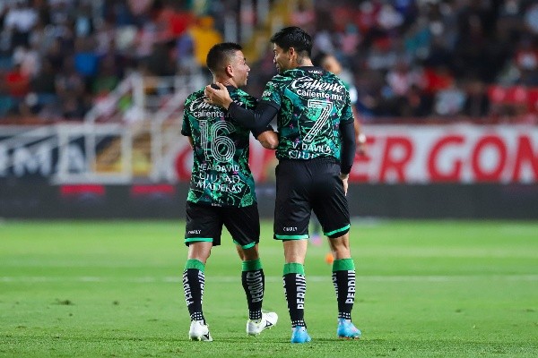 Jean Meneses y Víctor Dávila celebran el gol marcado por el ex Huachipato y que significó el triunfo de León sobre Necaxa. (Foto: Jam Media)