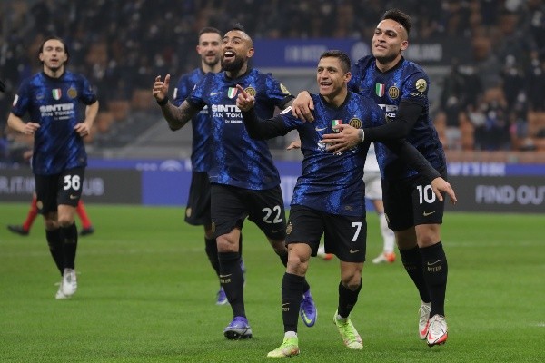 Alexis Sánchez y Arturo Vidal irán a la banca este martes en la Copa Italia. El Inter choca con el AC Milan en un nuevo Derby della Madonnina. Foto: Getty Images
