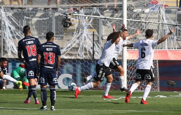 Colo Colo quiere volver a los abrazos ante la U en el Monumental. Una derrota puede generar una crisis para Gustavo Quinteros. Foto: Agencia Uno