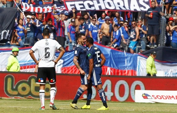 Mauricio Pinilla y Jean Beausejour por poco terminan a los combos en su recordada pelea en un Superclásico. Foto: Agencia Uno