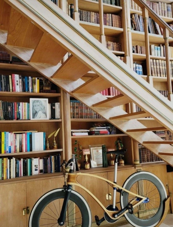 La hermosa biblioteca de la mansión (Instagram @benjaminvicuna.ok).