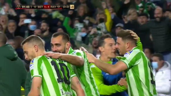 El Benito Villamarín explotó de emoción con el gol del Panda. (Foto: Captura Espn)