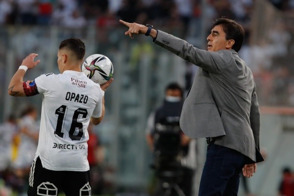 Mauro Olivi le prestó ropa a Gustavo Quinteros ante el mal momento de Colo Colo. Foto: Agencia Uno