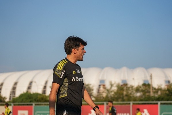 Alexander Medina vive horas complicadas en Porto Alegre. (Foto: @InternacionalSC)