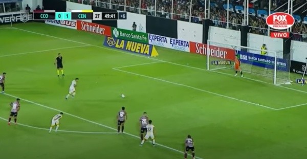 Vecchio erró el penal en los descuentos frente al arco de Toselli.