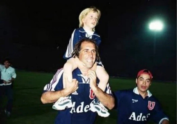 Leonardo Rodríguez junto a su pequeño hijo Thomas, quien actualmente a sus 25 años es atacante de Unión La Calera)