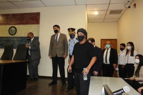 Ronaldinho no la pasó nada de bien al inicio de la pandemia, ya que tuvo que estar preso en Paraguay tras intentar ingresar al país con pasaporte falso. (Foto: Getty)