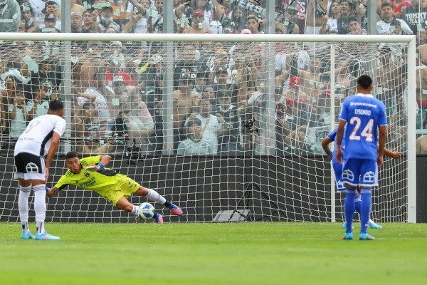 Brayan Cortés contuvo un penal que se debió repetir. Fue una de las figuras de Colo Colo ante la U. Foto: Agencia Uno