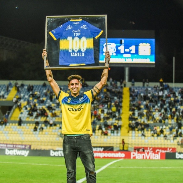 Tabilo recibe el cariño de los hinchas evertonianos. Foto: Everton