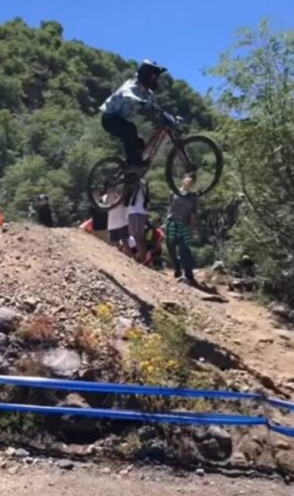 Gato Silva se luce arriba de una bicicleta.