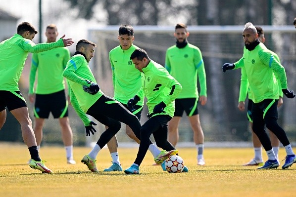 Alexis Sánchez y Arturo Vidal ya entrenan junto con sus compañeros pensando en el vital duelo ante Liverpool. (Foto: Getty)