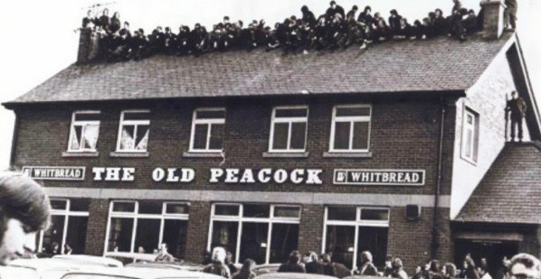 El antiguo Old Peacock con hinchas del Leeds hasta en el techo.