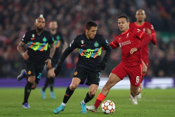 Alexis Sánchez se ganó la tarjeta roja luego de dos patadones ante Liverpool. Foto: Getty Images