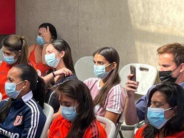 Los hinchas de la U se ilusionan con la vuelta de Daniela Zamora y Fernanda Pinilla confiesa que “es una más del camarín”. (Agencia Uno)