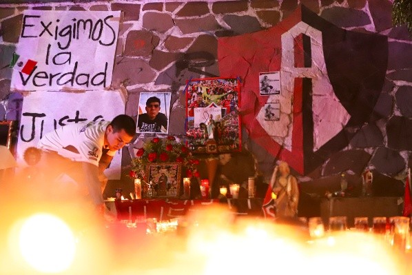 Hinchas de Atlas velaron a sus compañeros fallecidos a manos de mal llamados hinchas de Querétaro. (Foto: Jam Media)