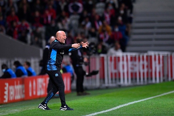 Sampaoli vive un complejo presente en Francia, con el plantel y los hinchas en contra.