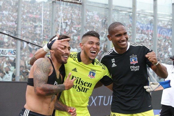 Cortés celebra el triunfo de Colo Colo ante la U (Agencia Uno)