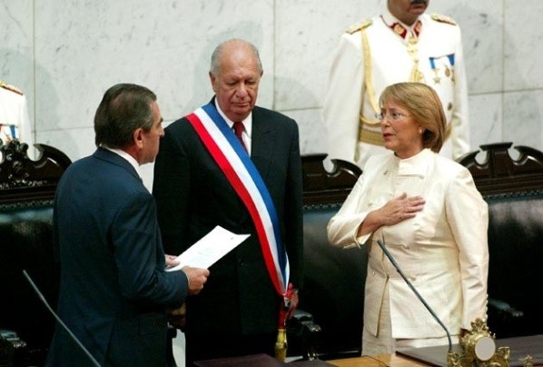 Ceremonia con tres presidentes (2006): exmandatario Eduardo Frei Ruiz-Tagle toma juramento a Michelle Bachelet, mientras Ricardo Lagos deja la presidencia