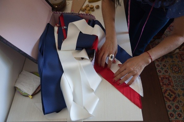 Confección de la banda presidencial con la cual asumirá su mandato el Presidente Gabriel Boric