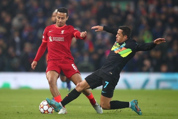 Alexis Sánchez vive un duro momento tras su expulsión en la Champions League frente al Liverpool. Foto: Getty Images