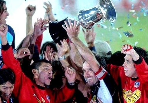 Espina levanta la copa del campeón el 2002 (Archivo)