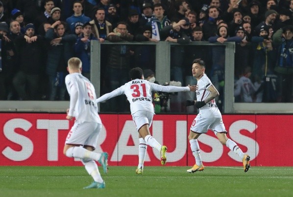 Charles Aránguiz celebra su gol al Atalanta por Europa League.