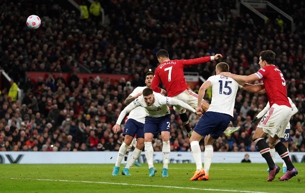 Cristiano le dio el triunfo al United con un espectacular cabezazo. (Foto: Getty)