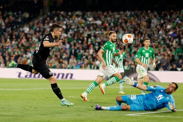 El Betis va por el Athletic tras dar vuelta la página de la derrota por la ida ante Eintracht Frankfurt, con Bravo como figura.