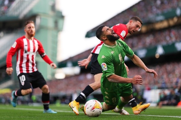 Tras esta falta, Iker Muniain fue a agredir a Nabil Fekir y este respondió con una patada. Eso sí, solo el último vio la tarjeta roja, lo que tiene enfurecidos a los hinchas del Betis. Foto: Getty Images