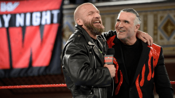 Scott Hall con Triple H en el aniversario de los 25 años de Monday Night RAW, una de sus últimas apariciones públicas en WWE. | Foto: WWE