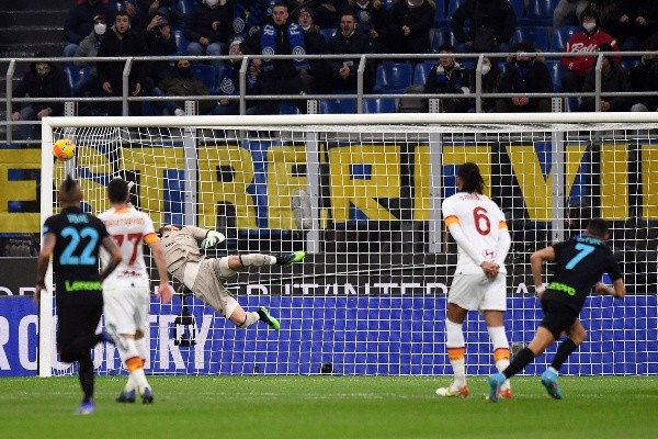 Alexis le metió un golazo a la Roma de José Mourinho y la joya fue elegida como el gol del mes en Inter. (Foto: Getty)