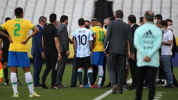 El momento que se suspendió el encuentro en Brasil.