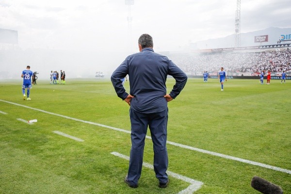 Cristián Caamaño le exige fútbol a Santiago Escobar en el juego de la U contra Curicó.