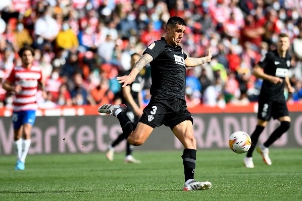 Enzo Roco vive un gran momento con el Elche. El defensor estará junto a Chile en la misión Qatar 2022 ante Brasil y Uruguay. Foto: Getty Images