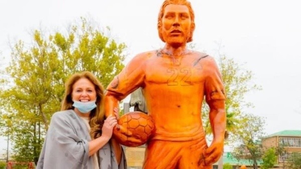 Andrea Díaz se emocionó con la estatua en honor a su hijo.