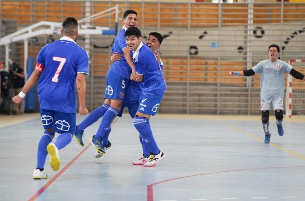 Festejando el título de Copa Chile. Foto: Benjamín Muñoz / Universidad de Chile Futsal