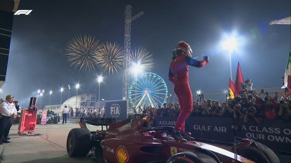 Leclerc festeja el triunfo arriba de su Ferrari (Foto: F1)
