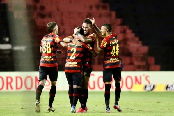 Javier Parraguez se gana el corazón de los hinchas y sus compañeros en Brasil. Foto: Comunicaciones Sport Recife