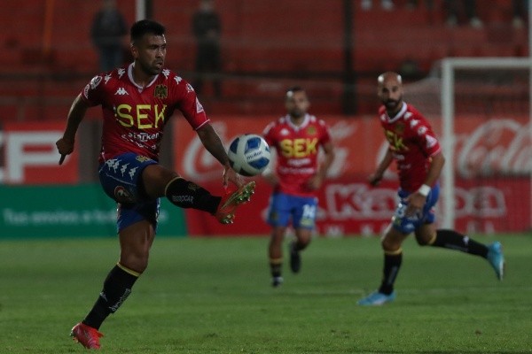 Los hispanos, pese a los reclamos, vencieron a Ñublense por 1-0 en Santa Laura.