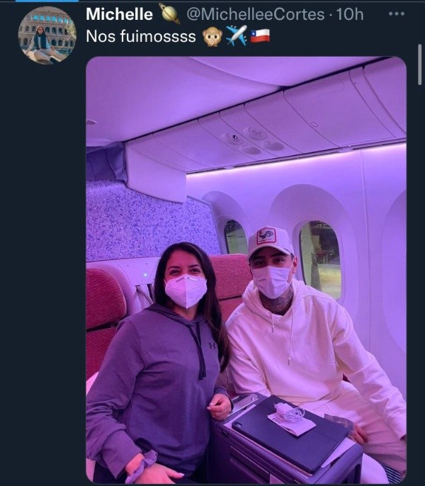 La fotografía en Twitter junto a Pulgar como compañero de vuelo.