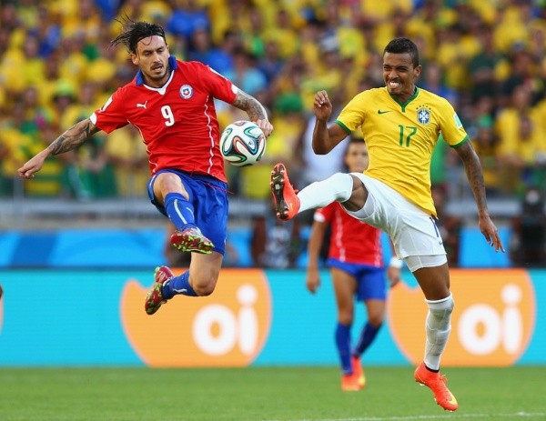 Pinilla contra Brasil en el Mundial 2014: ahora la rompe como enviado especial.